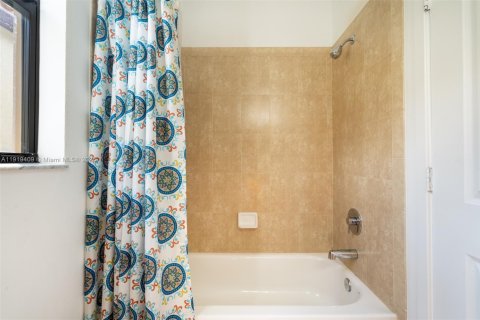 House in Tamarac, Florida 4 bedrooms, 178.19 sq.m. № 1976343 - photo 30