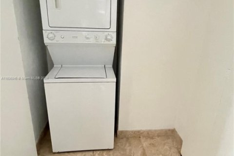 Condo in Miami, Florida, 2 bedrooms  № 1704666 - photo 24