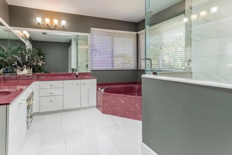 House in Pembroke Pines, Florida 4 bedrooms, 298.31 sq.m. № 1925966 - photo 13