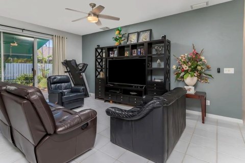 House in Pembroke Pines, Florida 4 bedrooms, 298.31 sq.m. № 1925966 - photo 7