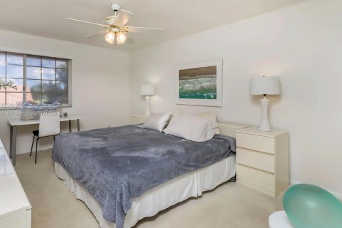House in Pembroke Pines, Florida 4 bedrooms, 298.31 sq.m. № 1925966 - photo 11