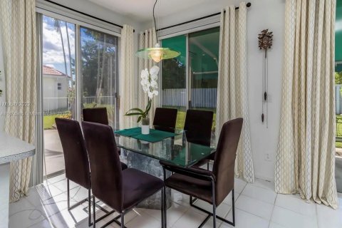 House in Pembroke Pines, Florida 4 bedrooms, 298.31 sq.m. № 1925966 - photo 8