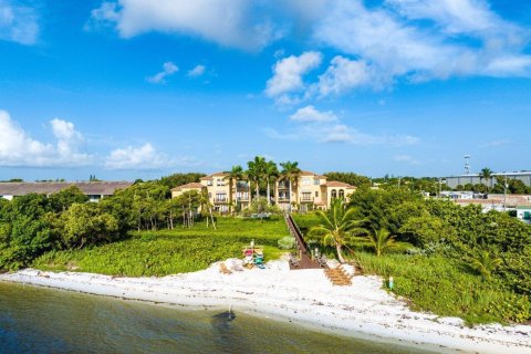 Townhouse in Hypoluxo, Florida 4 bedrooms, 251.58 sq.m. № 2389868 - photo 17
