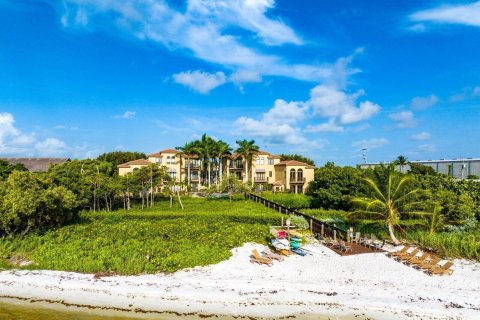 Townhouse in Hypoluxo, Florida 4 bedrooms, 251.58 sq.m. № 2389868 - photo 16