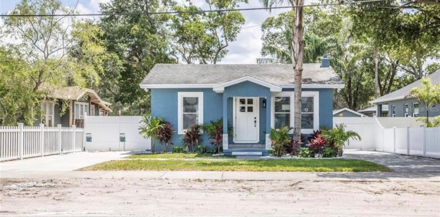House in Tampa, Florida 2 bedrooms, 57.97 sq.m. № 2205745
