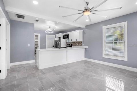 House in Tampa, Florida 2 bedrooms, 57.97 sq.m. № 2205745 - photo 3