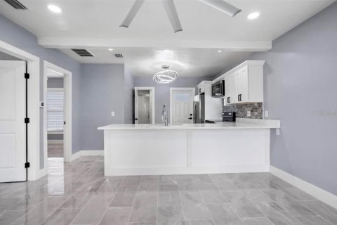 House in Tampa, Florida 2 bedrooms, 57.97 sq.m. № 2205745 - photo 2