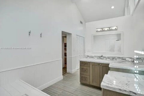 House in Fort Lauderdale, Florida 5 bedrooms, 258.08 sq.m. № 1819790 - photo 18