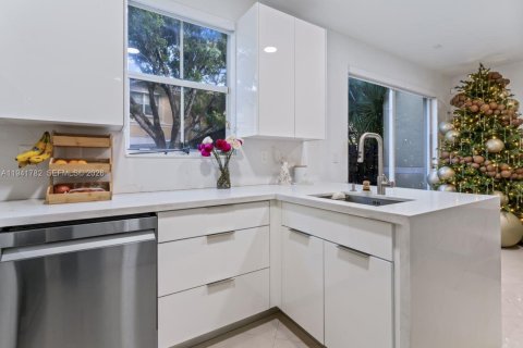 Townhouse in Doral, Florida 3 bedrooms, 142.23 sq.m. № 2000973 - photo 12