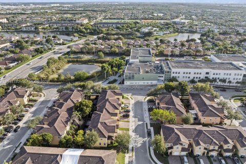 Townhouse in Doral, Florida 3 bedrooms, 142.23 sq.m. № 2000973 - photo 27