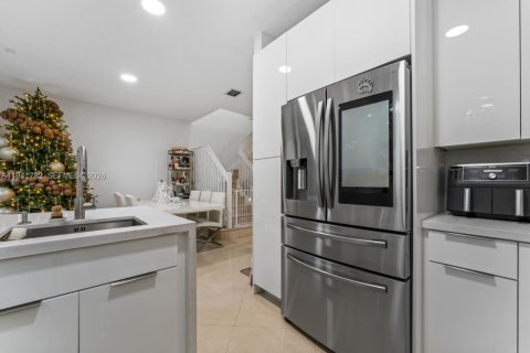 Townhouse in Doral, Florida 3 bedrooms, 142.23 sq.m. № 2000973 - photo 13