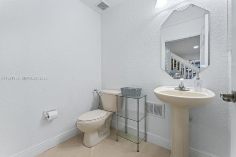 Townhouse in Doral, Florida 3 bedrooms, 142.23 sq.m. № 2000973 - photo 23