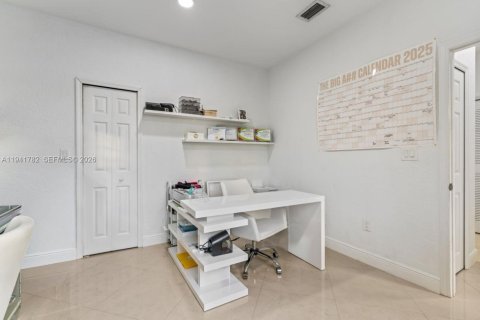 Townhouse in Doral, Florida 3 bedrooms, 142.23 sq.m. № 2000973 - photo 21