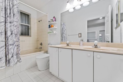 Townhouse in Doral, Florida 3 bedrooms, 142.23 sq.m. № 2000973 - photo 22