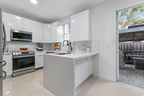 Townhouse in Doral, Florida 3 bedrooms, 142.23 sq.m. № 2000973 - photo 10