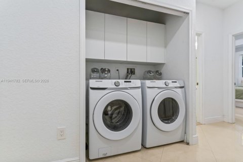 Townhouse in Doral, Florida 3 bedrooms, 142.23 sq.m. № 2000973 - photo 25