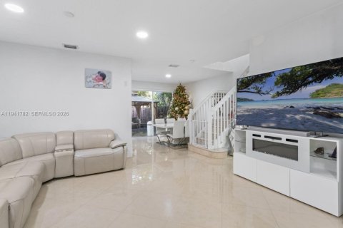 Townhouse in Doral, Florida 3 bedrooms, 142.23 sq.m. № 2000973 - photo 7