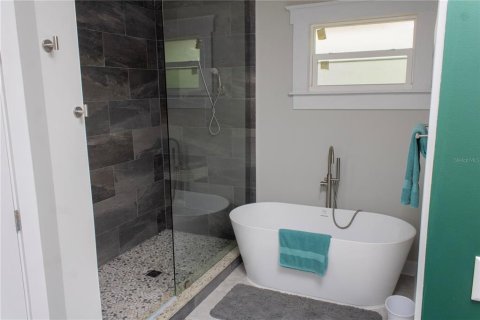 House in Tampa, Florida 3 bedrooms, 188.22 sq.m. № 2200185 - photo 11