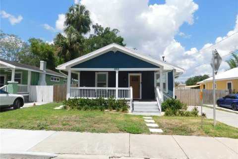 House in Tampa, Florida 3 bedrooms, 188.22 sq.m. № 2200185
