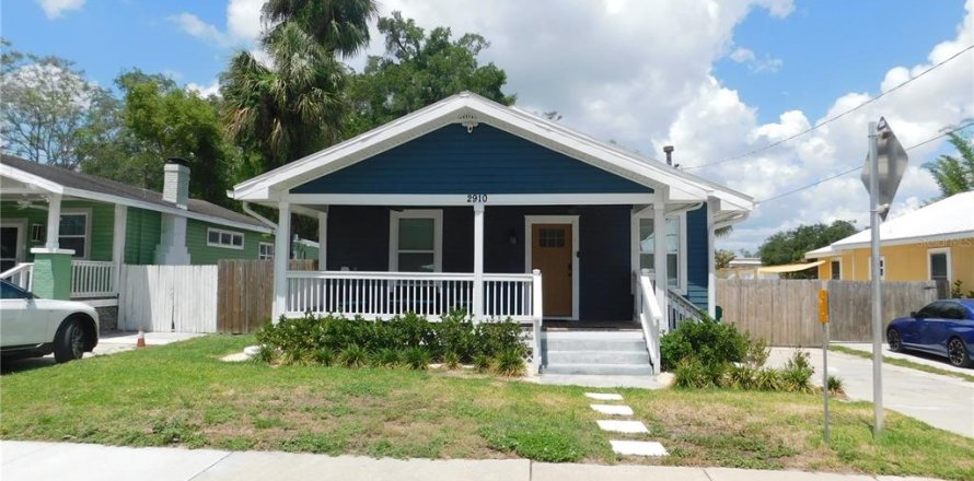 House in Tampa, Florida 3 bedrooms, 188.22 sq.m. № 2200185