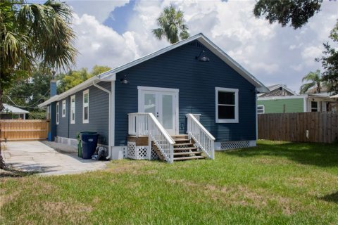 House in Tampa, Florida 3 bedrooms, 188.22 sq.m. № 2200185 - photo 18