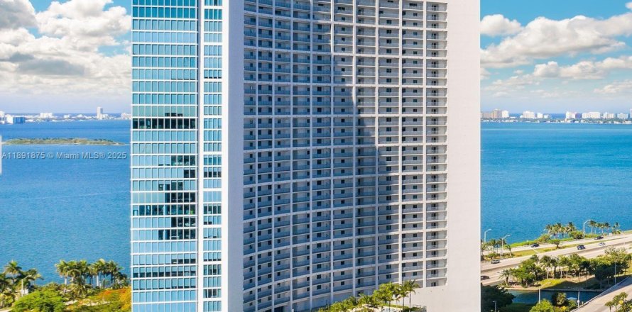 Кондоминиум с 2 спальнями в Майами, Флорида № 2021594