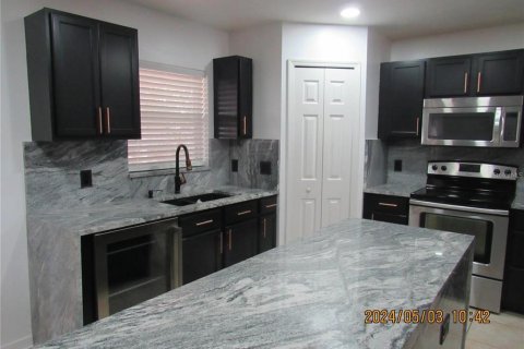 Casa en alquiler en Mascotte, Florida, 5 dormitorios, 285.4 m2 № 1826379 - foto 4