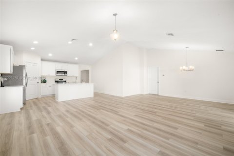 House in Sebring, Florida 4 bedrooms, 154.68 sq.m. № 2068686 - photo 13