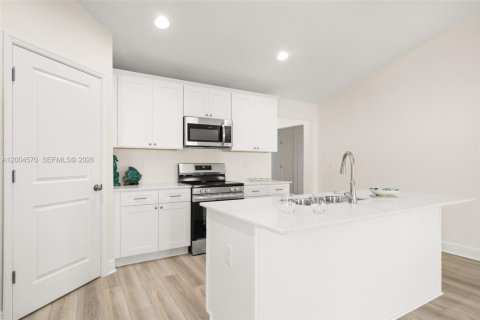 House in Sebring, Florida 4 bedrooms, 154.68 sq.m. № 2068686 - photo 8