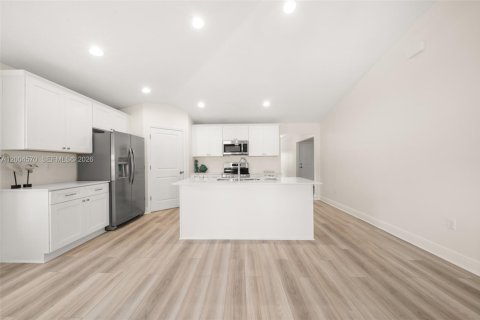 House in Sebring, Florida 4 bedrooms, 154.68 sq.m. № 2068686 - photo 7