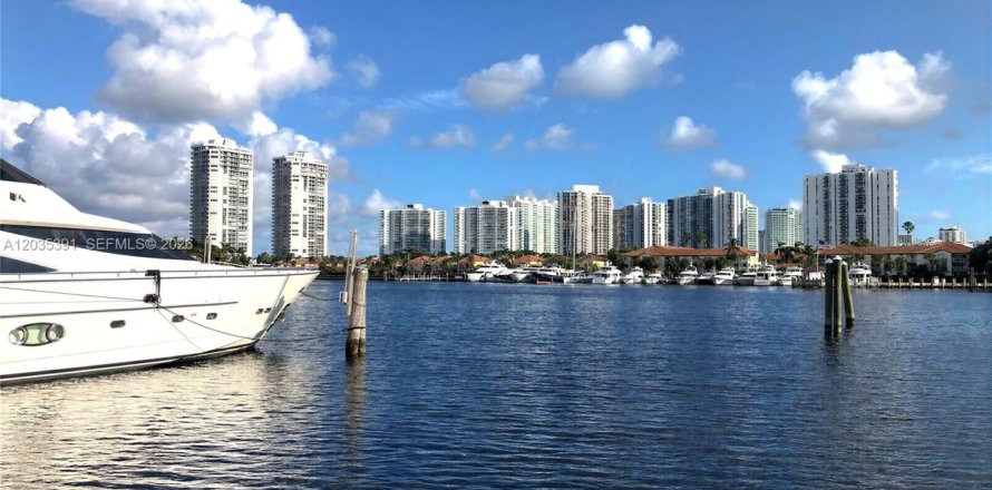 Condo à Aventura, Floride, 2 chambres  № 2248508