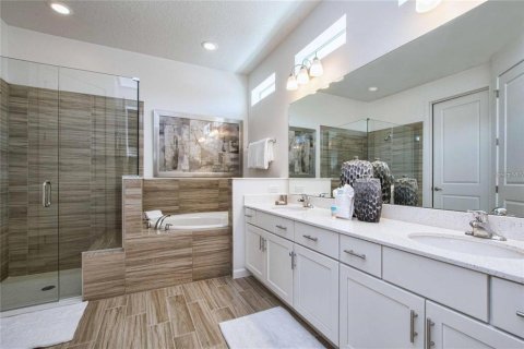 Casa en venta en Kissimmee, Florida, 6 dormitorios, 318.28 m2 № 2363344 - foto 8