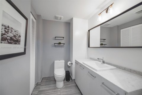 Condo in Miami, Florida, 1 bedroom  № 2066505 - photo 16