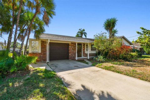 House in Tampa, Florida 3 bedrooms, 157.56 sq.m. № 1575007 - photo 1
