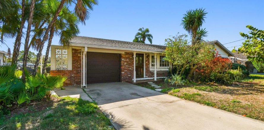 House in Tampa, Florida 3 bedrooms, 157.56 sq.m. № 1575007