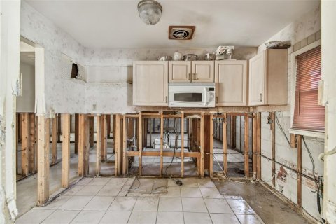 House in Tampa, Florida 3 bedrooms, 157.56 sq.m. № 1575007 - photo 3