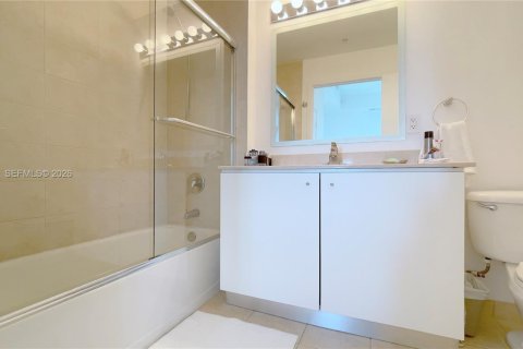 Condo in Miami, Florida, 2 bedrooms  № 2063004 - photo 12