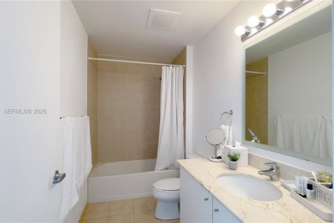 Condo in Miami, Florida, 2 bedrooms  № 2063004 - photo 16