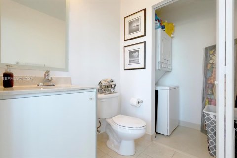 Condo in Miami, Florida, 2 bedrooms  № 2063004 - photo 13
