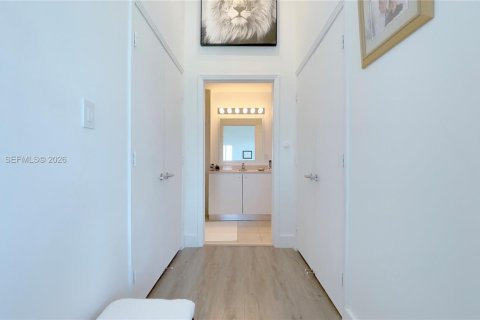 Condo in Miami, Florida, 2 bedrooms  № 2063004 - photo 11