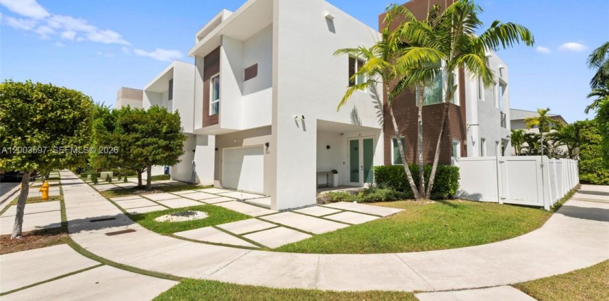 Дом в Дорал, Флорида 5 спален, 328.6м2 № 2068152