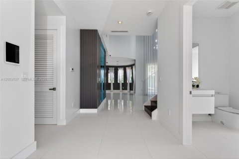 Купить виллу или дом в Дорал, Флорида 5 спален, 328.6м2, № 2068152 - фото 3