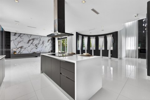 Купить виллу или дом в Дорал, Флорида 5 спален, 328.6м2, № 2068152 - фото 17
