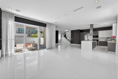 Купить виллу или дом в Дорал, Флорида 5 спален, 328.6м2, № 2068152 - фото 12