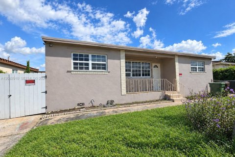 Casa en Hialeah, Florida 4 dormitorios, 210.52 m2 № 2388417