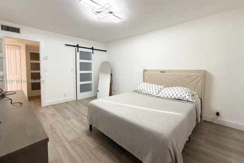 Condominio en alquiler en Miami, Florida, 1 dormitorio, 67.82 m2 № 1995385 - foto 13