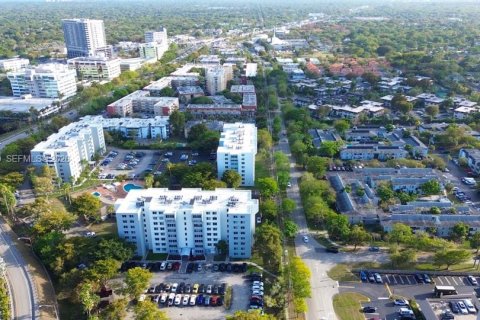 Condominio en alquiler en Miami, Florida, 1 dormitorio, 67.82 m2 № 1995385 - foto 3