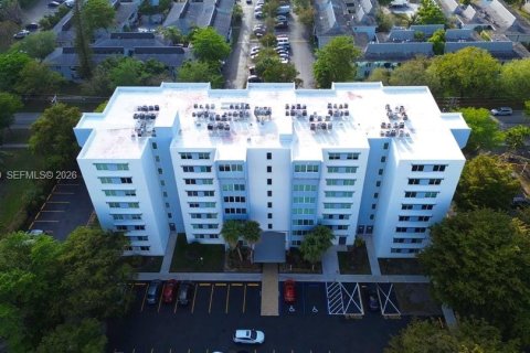Condominio en alquiler en Miami, Florida, 1 dormitorio, 67.82 m2 № 1995385 - foto 6