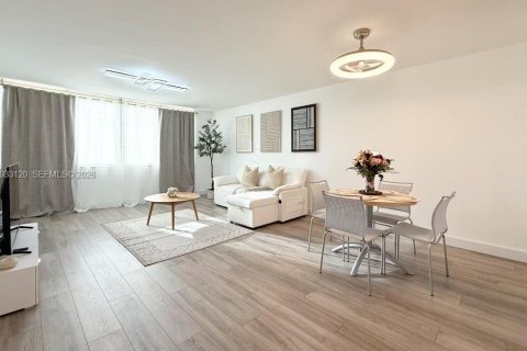 Condominio en alquiler en Miami, Florida, 1 dormitorio, 67.82 m2 № 1995385 - foto 7