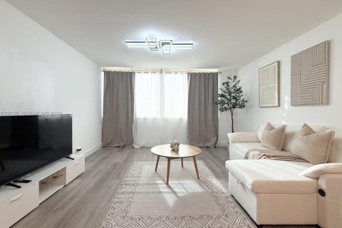 Condominio en alquiler en Miami, Florida, 1 dormitorio, 67.82 m2 № 1995385 - foto 11